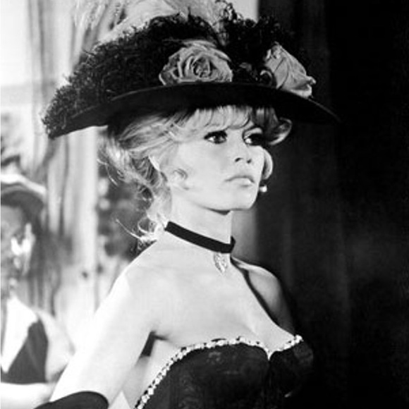 • C O S T U M E S • - Picture 8 of 13